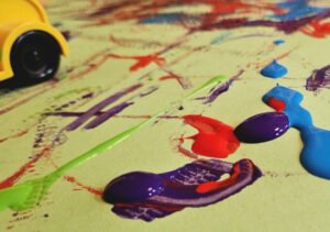 Kreatives Spielangebot mit Farben und Spielzeugautos