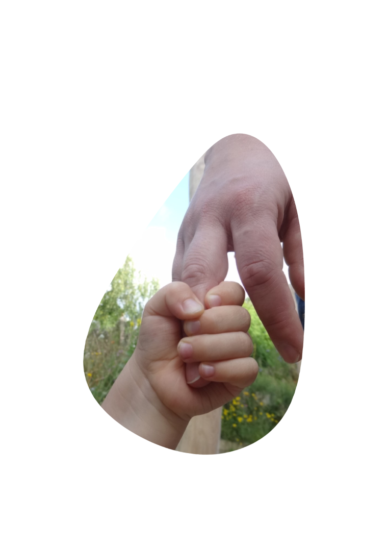 Eine Kinderhand hält einen Finger.